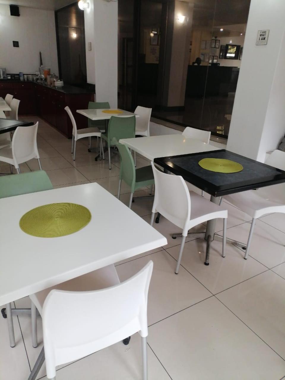 机场套房酒店 伊登维尔 外观 照片